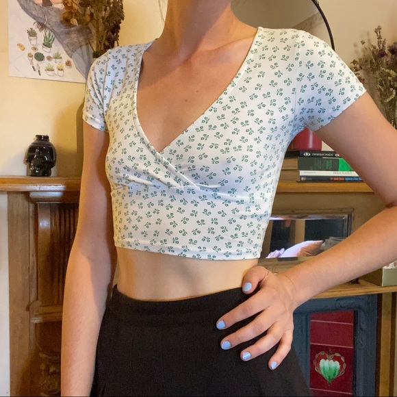 Green & White Floral Crop - Picture 3 of 4